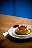 Ein kleiner Teller mit Flan