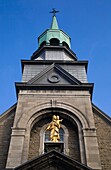 Eine Kirche mit einer goldenen Statue