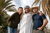 Zwei Touristen posieren mit einem jungen ägyptischen Mann