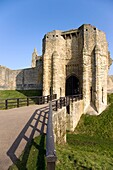 Ein Steingebäude mit Brücke und Tor; Northumberland, England