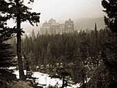 Blick auf das Banff Hotel durch die Wälder, Banff, Alberta, Kanada