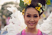 Frau beim Blumenfest, Chiang Mai, Thailand
