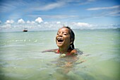 Junges Mädchen schwimmt im Meer, Brasilien