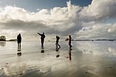 Silhouetten von Menschen am Strand, Tofino, Vancouver Island, British Columbia, Kanada