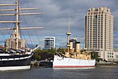 Kreuzfahrtschiff Olympia und U-Boot Becuna, Penn's Landing, Philadelphia, Pennsylvania, USA