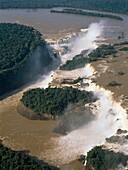 Luftaufnahme eines Wasserfalls, Iguazu Falls, Brasilien