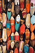 Ausgestellte Schuhe in einem Geschäft; Essaouira, Marokko