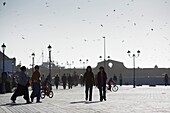 Spaziergänger auf dem Hauptplatz von Place Moulay Hassan, Essaouria, Marokko