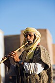 Mann spielt Flöte in Essaouira, Marokko