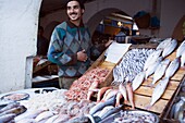 Mann auf dem Fischmarkt, Essaouira, Marokko