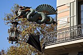 Drachenskulptur auf einem Balkon, Barcelona, Spanien
