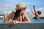 Frauen entspannen sich im Pool, Cabo San Lucas, Mexiko