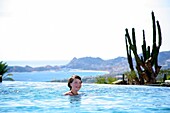Entspannende Frau im Pool, Cabo San Lucas, Mexiko