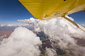 Blick aus einem Cessna-Flugzeug über Nordkenia, Afrika