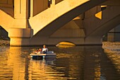 Bootsfahrt auf dem Tempe Town Lake & Mill Avenue Bridge, Tempe, Arizona, USA