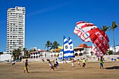 Gleitschirmfliegen am Gaviotas-Strand, Goldene Zone, Mazatlan, Bundesstaat Sinaloa, Mexiko