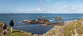 Stehende Person, Insel Iona, Schottland; Insel Iona, Schottland