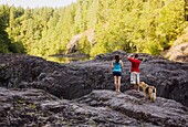 Ehepaar genießt die Aussicht, Elk Falls, British Columbia, Kanada