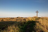 Kreuz auf einem Hügel mit Blick auf das Tal, Alnmouth, Northumberland, England