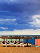 Bewölkter Himmel über dem Playamar Strand; Torremolinos, Spanien