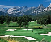 Golf spielen in den Rocky Mountains, Kananaskis, Alberta, Kanada