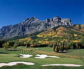 Golfen in den Rocky Mountains; Kananaskis, Alberta, Kanada