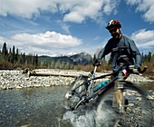 Mountainbiking in den Rocky Mountains; Kananaskis, Alberta, Kanada