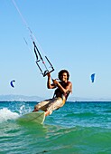 Mann beim Kitesurfen; Costa De La Luz, Andalusien, Spanien