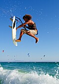 Junger Mann beim Kitesurfen; Costa De La Luz, Andalusien, Spanien