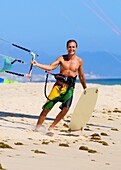 Mann mit Kite-Surfing-Ausrüstung