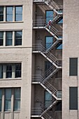 Feuertreppe auf hohem Gebäude, Chicago, Illinois, USA