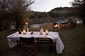 Abendessen im Freien bei Kerzenschein, Maasai Mara, Kenia, Afrika