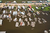 Luftaufnahme des schwimmenden Dorfes Chong Kneas am Rande des Tonle Sap Sees in Kambodscha