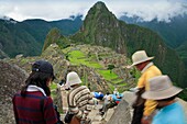 Touristengruppe beim Abstieg über die Stufen, Machu Picchu, Peru