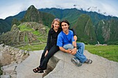 Ein junges Paar lächelt am Machu Picchu; Peru
