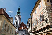 Bemalte Gebäude mit Turm, Cesky Krumlov, Tschechische Republik