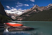 Angedockte Kanus auf dem Lake Louise, Banff National Park, Alberta, Kanada