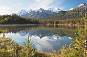 Banff National Park, Alberta, Kanada; Berge spiegeln sich im Spätsommer in einem See