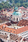 Prag, Tschechische Republik; Palast von Liechtenstein und die Kuppel der St. Nikolaus-Kirche
