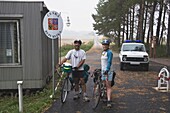 Ehepaar auf Fahrrädern am Grenzübergang zur Tschechischen Republik