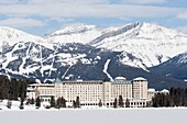 Chateau Lake Louise und Skihügel im Winter; Banff National Park, Alberta, Kanada