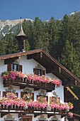 Tirol, Österreich; Tiroler Haus mit Blumenkästen