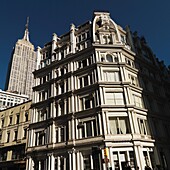 Gebäudefassade mit Empire State Building im Hintergrund, Manhattan, New York, USA