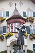 Statue von Mozart beim Geigenspiel, St. Gilgen, Salzkammergut, Österreich