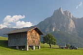 Hölzerne Scheune, Kastelruth, Südtirol, Italien