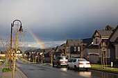 Regenbogen über einem Wohngebiet nach dem Regen