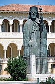 Erzbischof Makarios Statue vor dem Erzbischofspalast