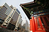 Kontrast von traditionellen und modernen Gebäuden in China.