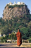 Buddhistischer Mönch und Pagode auf dem Berg Popa