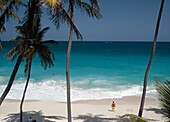 Mann schaut vom Strand der Bottom Bay auf das Meer hinaus